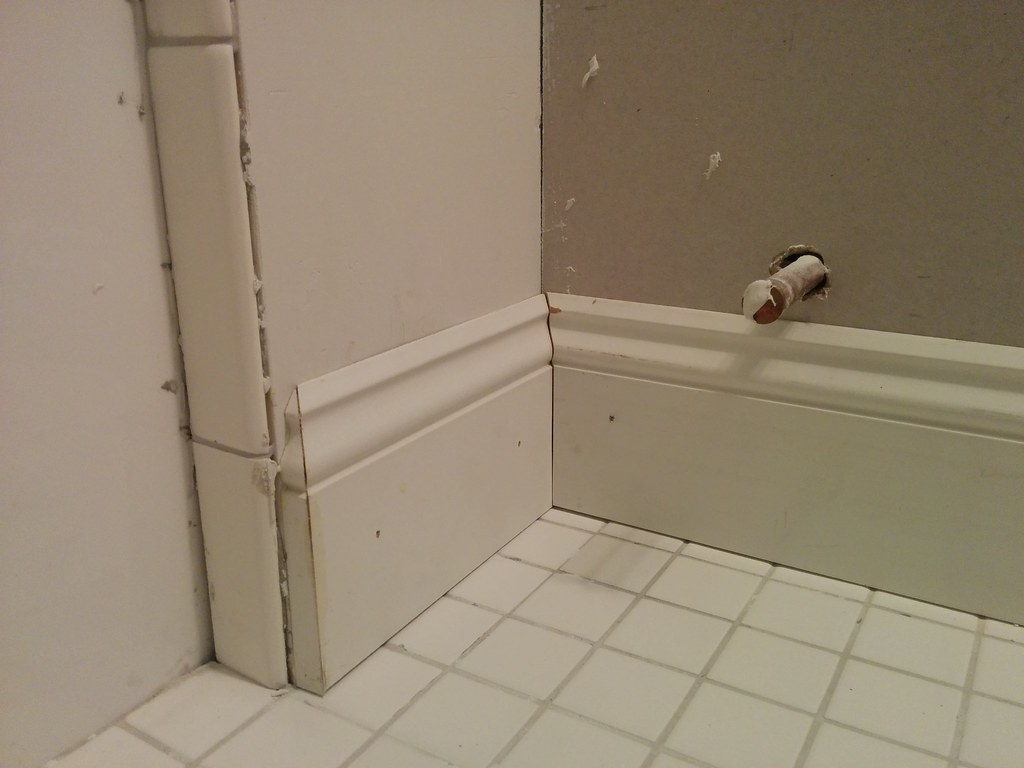 TILES CORNER STRIPS GOLD 2.4M